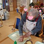 100歳ピザ生地伸ばし