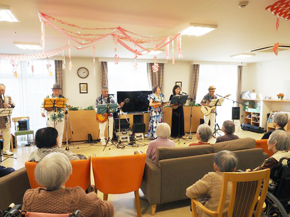 ボランティア様によるフラダンス鑑賞会