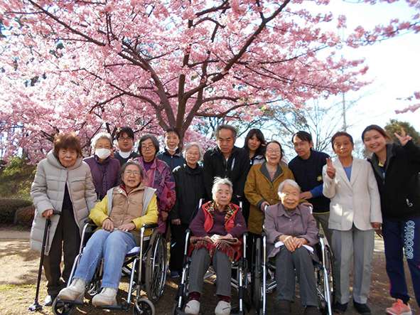 春は桜の下で記念撮影